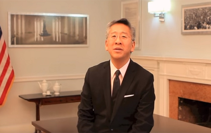 Tiranë, pyetje-përgjigje me video me ambasadorin amerikan Lu (video)