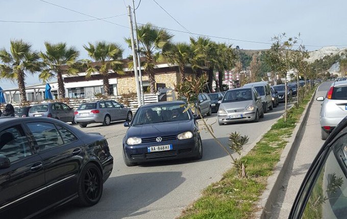 Durrës, e diela sjell vizitorë të shumtë në bregdet (foto)