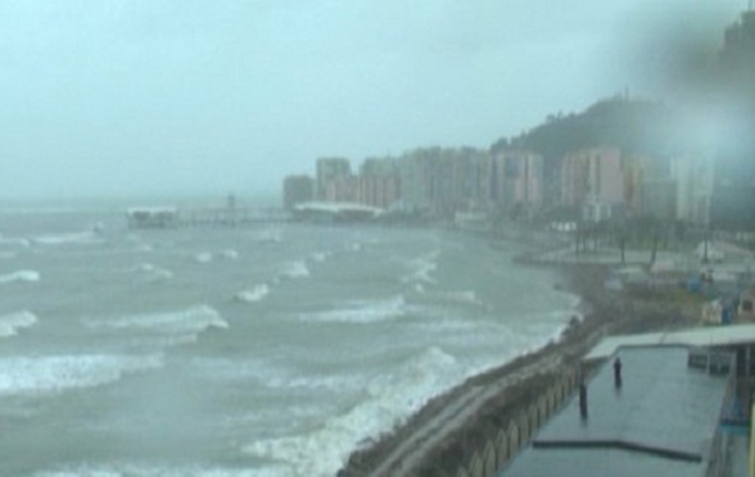 Durrës, ulet forca e erës, lejohet ankorimi i trageteve