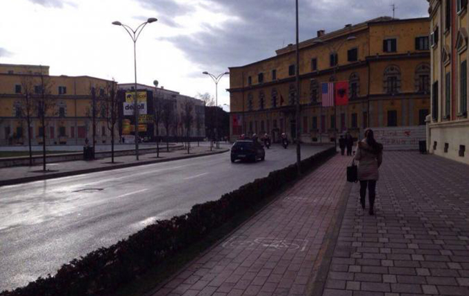 Tiranë, vizita e sekretarit Kerry, boshatisen rrugët e kryeqytetit (foto)
