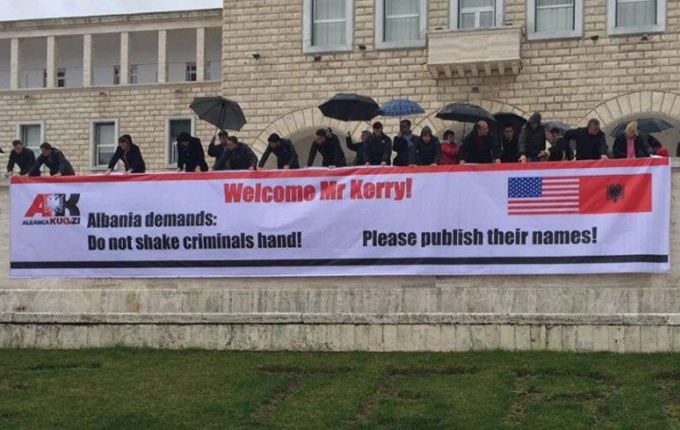 Tiranë, AK: Z. Kerry, mos tako qeveritarët kriminelë