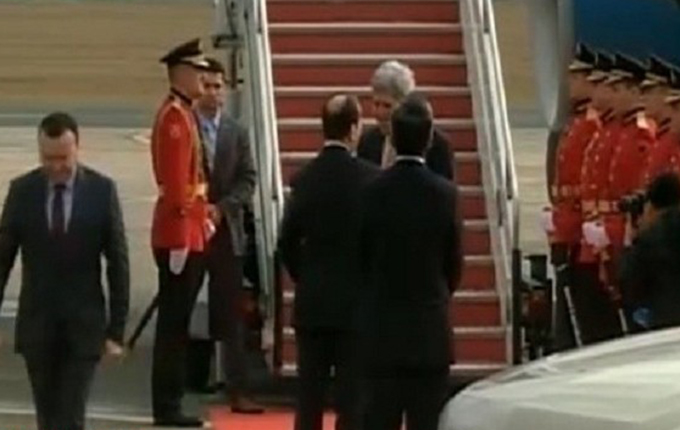 Tiranë, vonesa solli takimin e pazakontë Nishani-Kerry, biseduan në këmbë