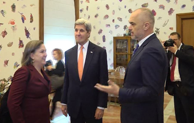 Tiranë, kryeministri Rama pret sekretarin amerikan të shtetit Kerry (video)