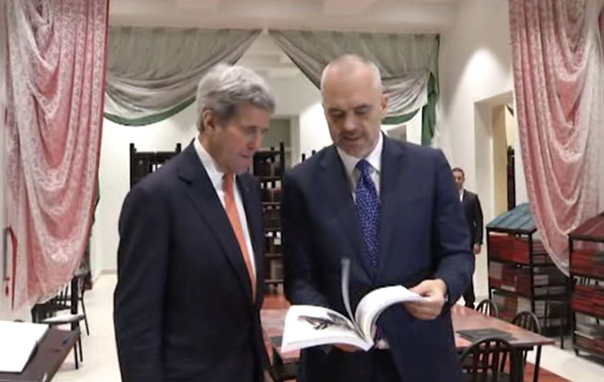 Tiranë, kryeministri Rama i dhuron librin e tij sekretarit Kerry (video)