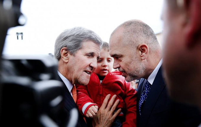 Tiranë, sekretari Kerry ndalet dhe takon njerëzit në bulevard (video)