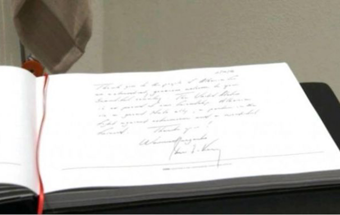 Tiranë, sekretari Kerry largohet nga Shqipëria, ja çfarë shkroi për mikpritjen