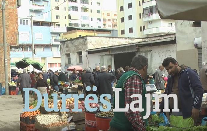 Durrës, tregu i fruta-perimeve, i kthyer në kazan plehrash (video)