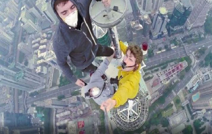 Kinë, çmenduria e radhës, fotografi &#8216;selfie&#8217; në majë të kullës 384 metra (video)