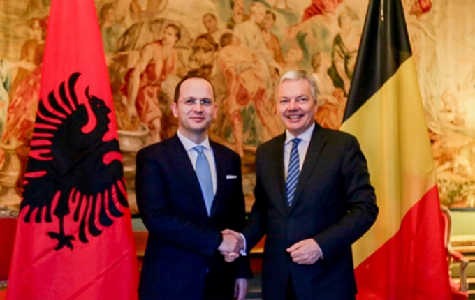 Bruksel, ministri i jashtëm Bushati pritet me ‘flamur kinez’ (foto)