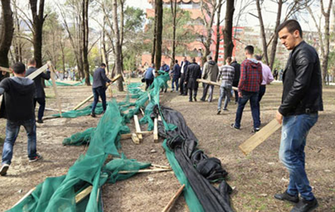 Tiranë, qytetarë dhe përfaqësues të PD kundër ndërtimeve tek Parku i Liqenit