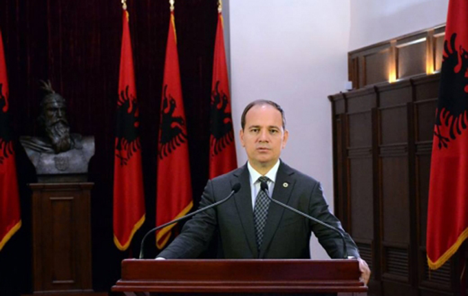 Tiranë, presidenti Nishani dekreton shkarkimin e Canit dhe Ahmetajt