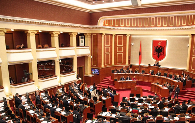 Kuvend, pritet miratimi i dekreteve të shkarkimit për emërimin e ministrave të rinj