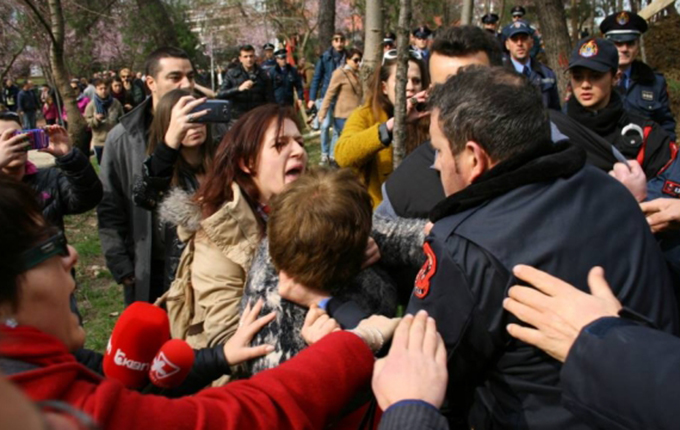 Tiranë, ministri Tahiri: Kam kërkuar lirimin e policit që ushtroi dhunë (video)