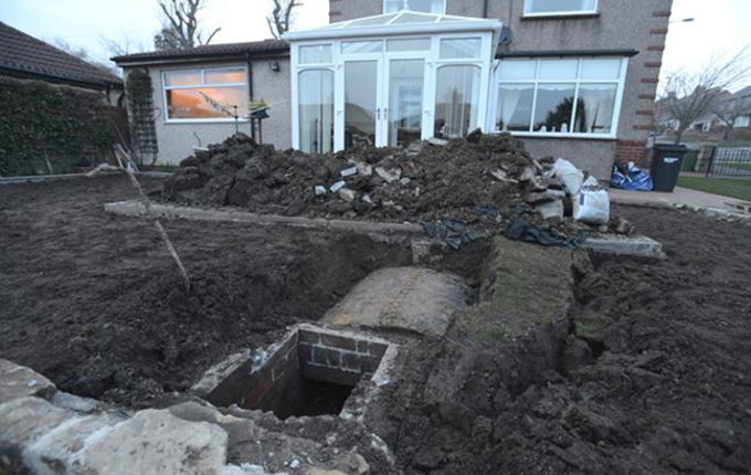 Gërmon oborrin e shtëpisë dhe gjen&#8230; bunkerin e Luftës II Botërore (foto)