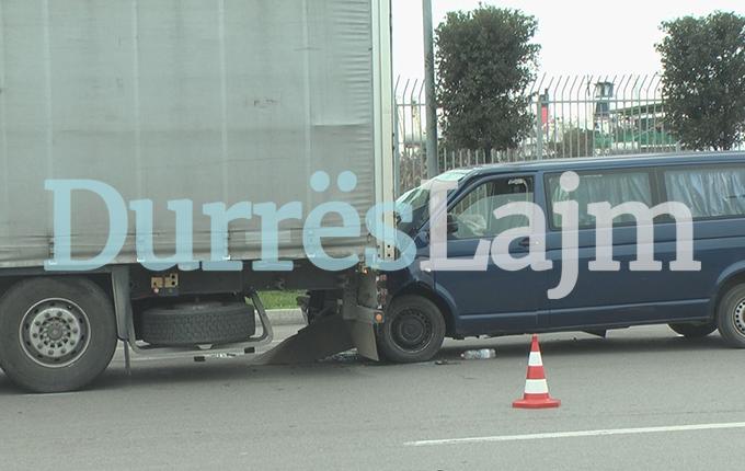 Durrës, furgoni i Forcës së Sigurisë përplaset me kamionin brenda në port (foto & video)