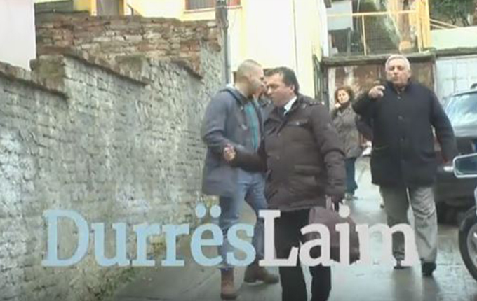 Durrës, familjet e pastreha nxirren nga banesa ku dikur jetonte gjyshi i kryeministrit Rama (video)