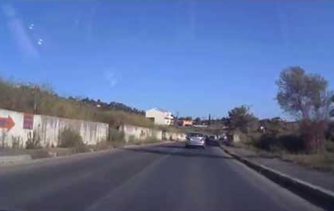 Durrës, automjeti përplaset me murin, një person gjen vdekjen