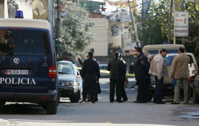 Tiranë, përdhunon shoqen në makinë dhe i vjedh celularin, arrestohet i riu