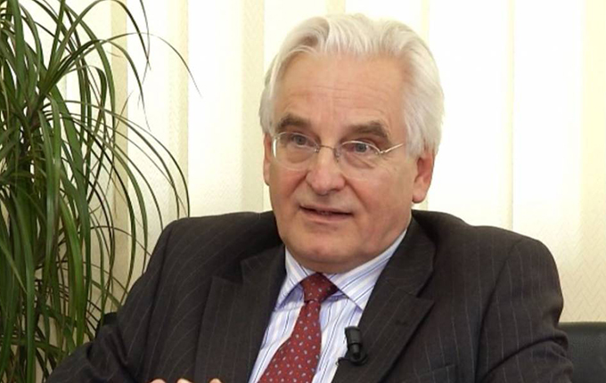 Përvjetori i rrëzimit të bustit të diktatorit / Ambasadori gjerman Hoffmann: Prisja aktivitete madhështore