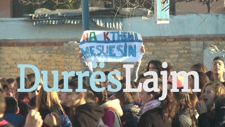 Nxënësit e “Hasan Koçi”-t braktisin mësimin, në protestë për rikthimin e mësuesit Flamur Pajo