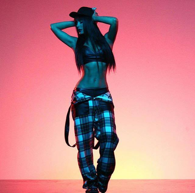 Fansat e Soni Malaj: Si ka mundësi që këngëtaret shqiptare “çmenden” kur bëhen nëna?