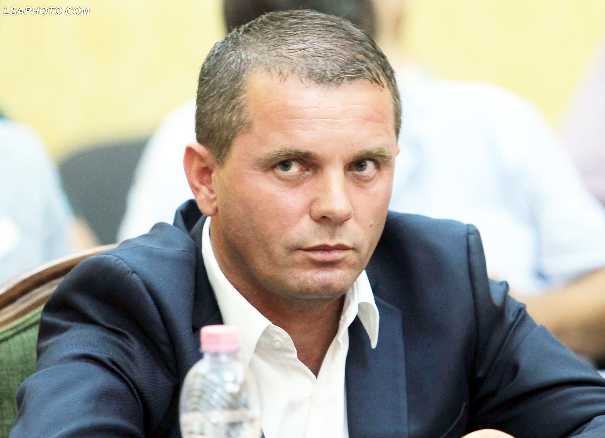 Armando Prenga vetëpezullohet nga Kuvendi: Do pres vendimin e gjykatës