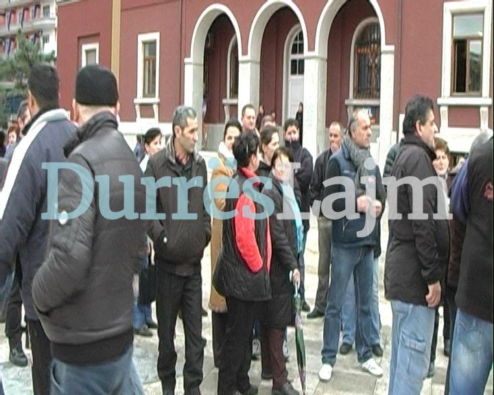 Edhe tregtarët e rrobave të përdorura në krizë. Protestë para bashkisë për konkurrencë të pandershme!