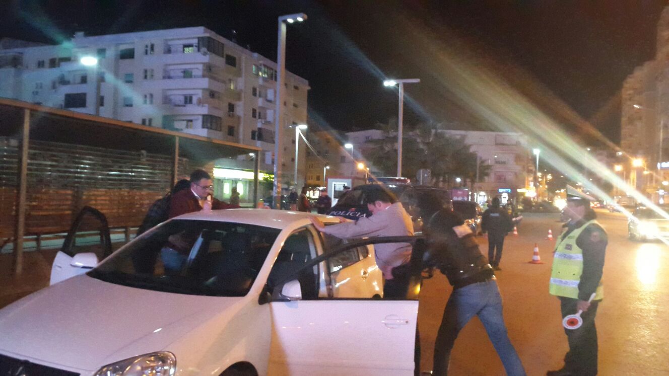 Vijojnë kontrollet intensive në Durrës, arrestohen dy drejtues mjeti (FOTO)