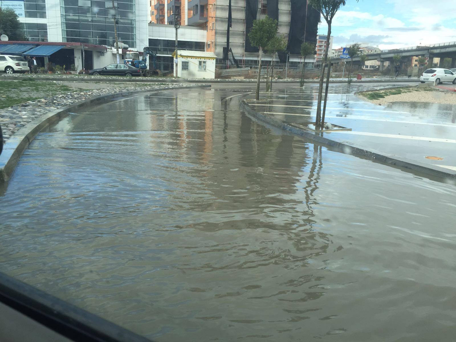 Fotolajm/ U derdhën miliona lekë, por zona e Plepave përmbytet sërish