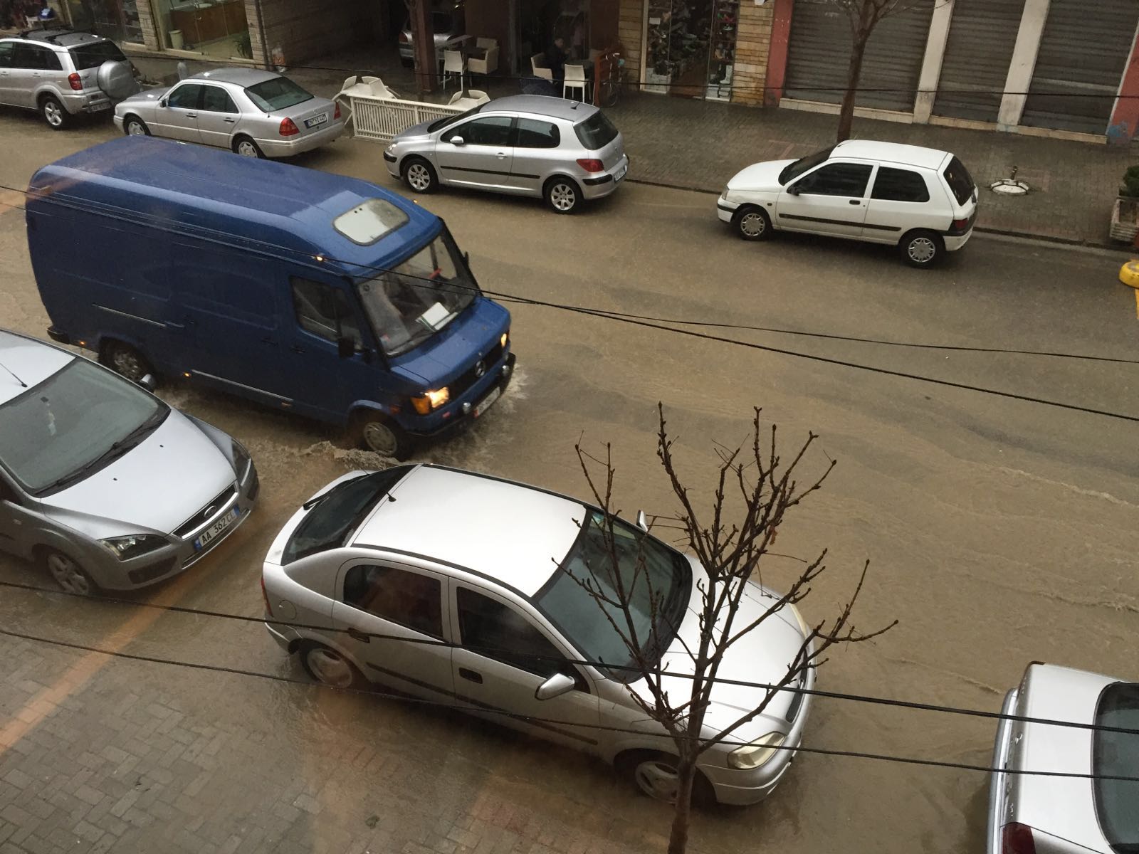 Shi i rrëmbyeshëm në Durrës (Foto)