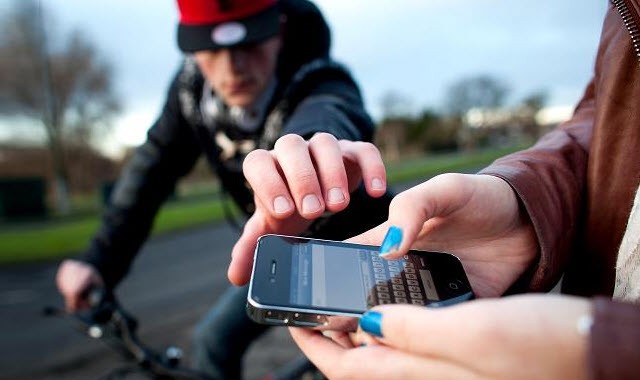 Kapen hajdutët e celularëve në Tiranë, ua merrnin vajzave nga duart