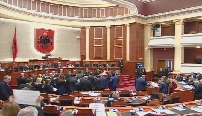 Tension në Kuvend, Rama qëllohet me vezë