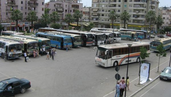 Transporti ndërqytetës, do shkurtohen 287 autobusë, hiqen furgonët 8+1