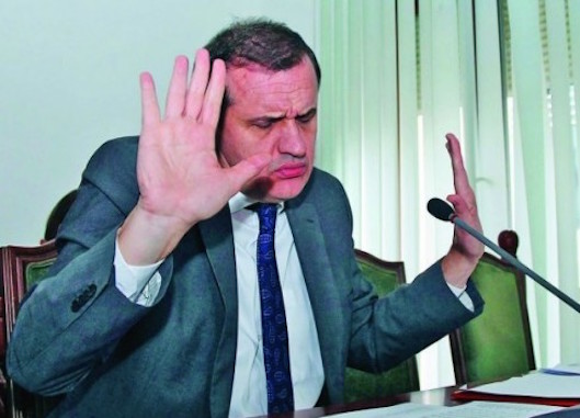 Beqaj flet për konçesionet,”Zëri i Amerikës” i ndërpret fjalën