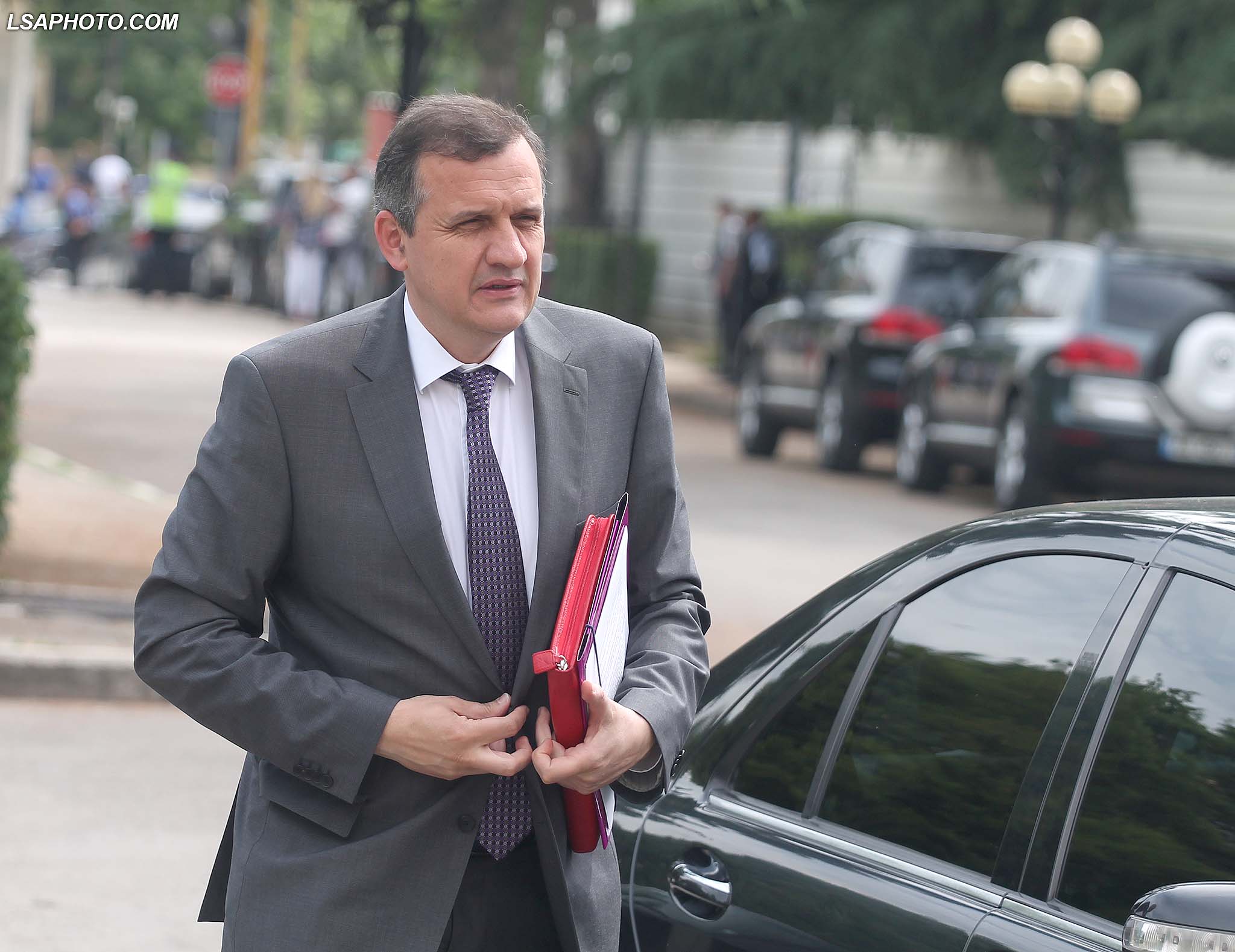 Goditet me vezë e domate ministri Beqaj (Video)