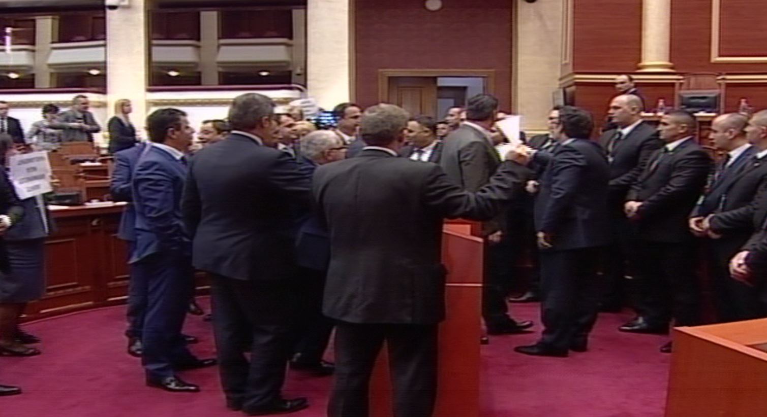 Opozita bllokon seancën: Jashtë kriminelët!