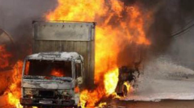 Ndalojnë shoferin në rrugë, e zbresin dhe i vënë zjarrin kamionit