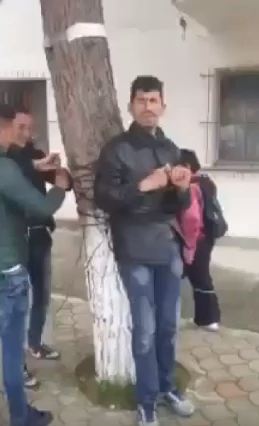 Sa turp për këtë brez, shihni si e lidhin një të pafajshëm pas peme (VIDEO)