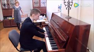 Adoleshenti pa duar luan në piano