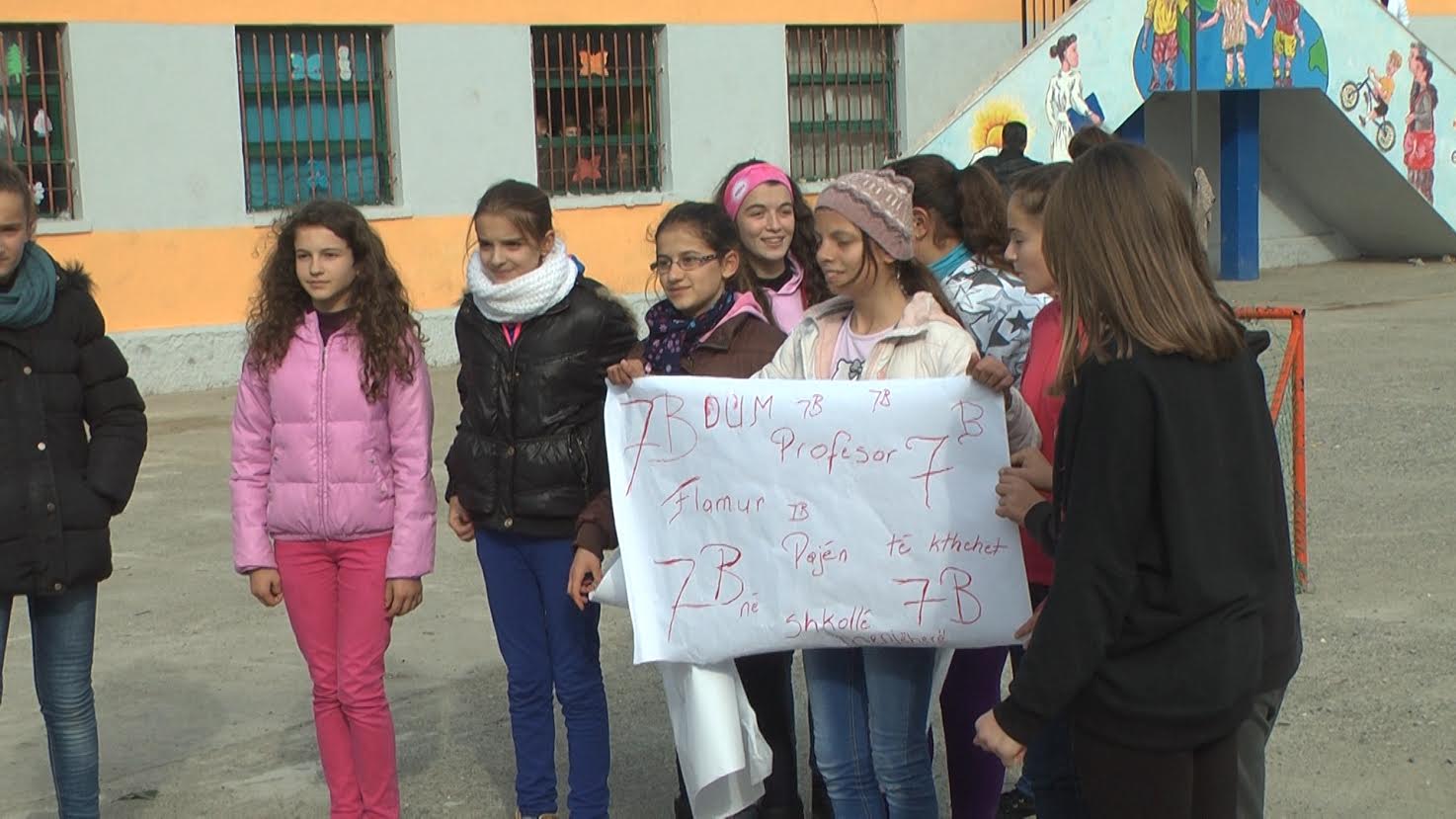 Nxënësit bashkë me prindërit peticion Lindita Nikollës: Mësuesi Flamur Pajo të rikthehet në shkollë