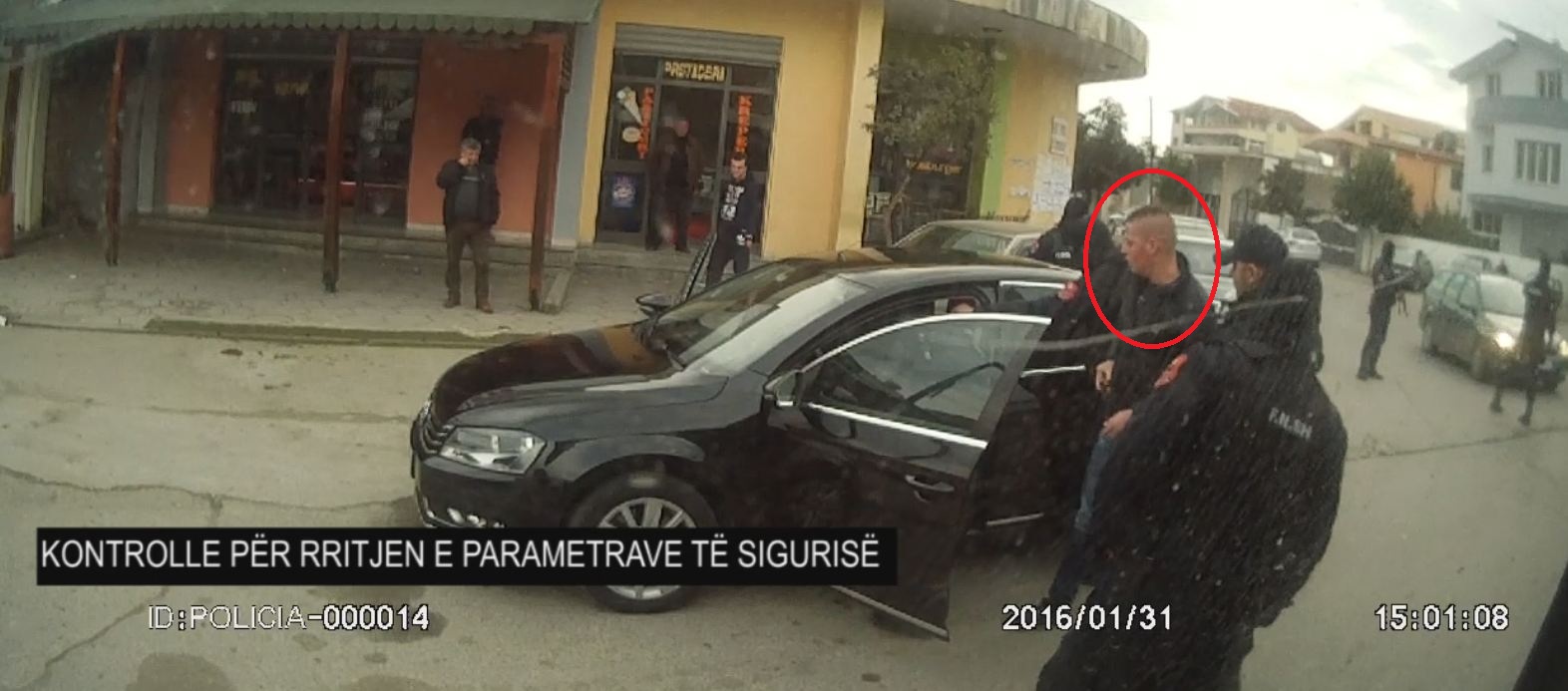 VIDEO/ Ja si u kap shijaksi me armë në makinë