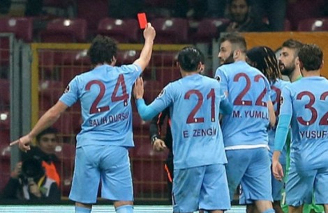 Kaos në Turqi/ Arbitri la ekipin me 7 lojtarë, futbollistët i japin ‘të kuq’