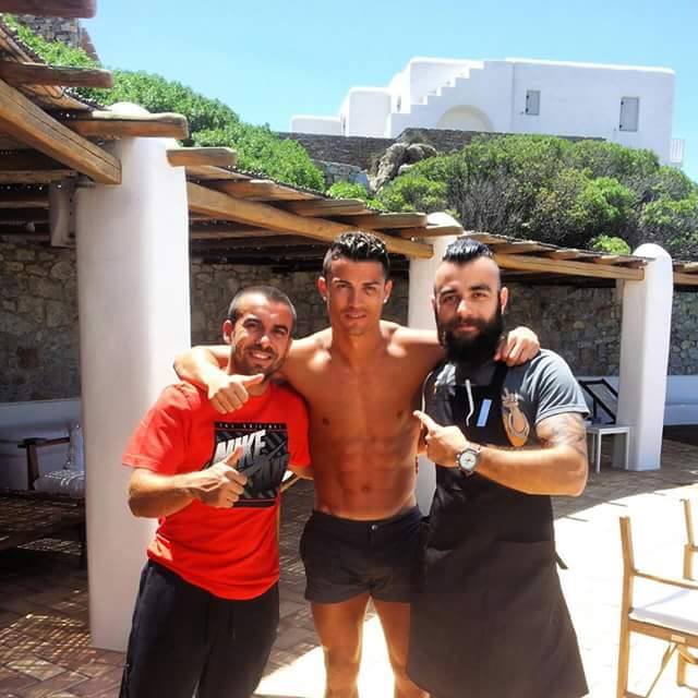 Flet kuzhinieri shqiptar: “Ronaldo, trahanaja dhe çaji i malit…”