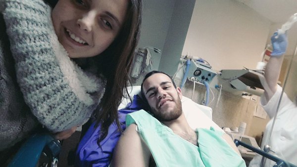 Lojtari humb ndjenjat në fushë, tifozi mjek i shpëton jetën