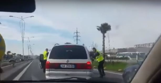 VIDEO/ Arratisje si në filma në mes të autostradës, polici gati sa nuk shtypet