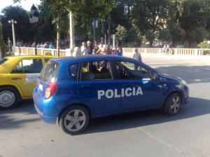 Tiranë, gjendet i vdekur një person në trotuar