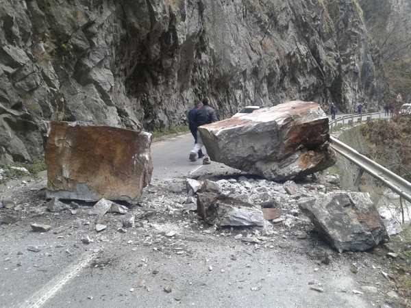 Masivi shkëmbor zë poshtë furgonin, plagoset rëndë një person