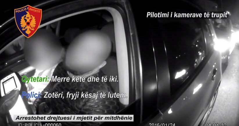 VIDEO/ Shihni si arrestohet qytetari i dehur duke korruptuar policin