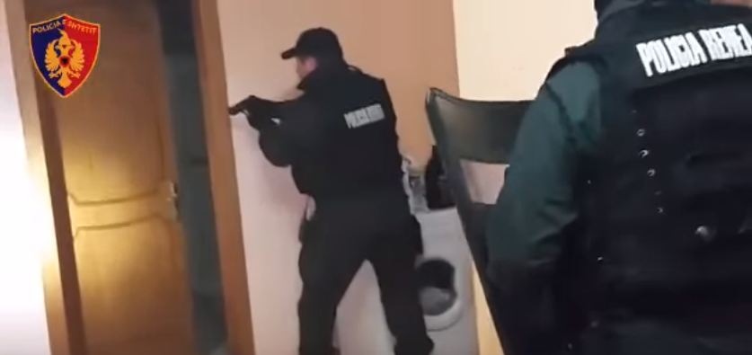 VIDEO/ Kontrolli në banesa për të kapur vrasësit e masakrës