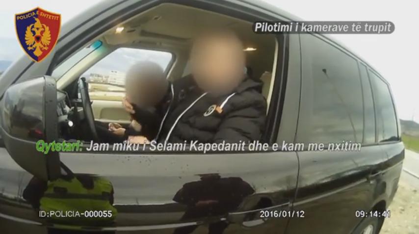 VIDEO/ Kur shoferi ndalohet për shpejtësi: Jam miku i Selami K.. dhe e kam me nxitim